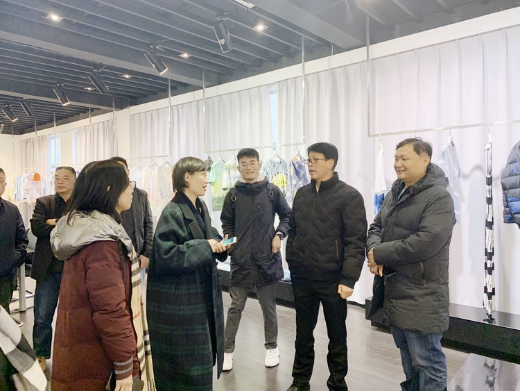 中國紡織品進出口商會、海安市商務局領導一行來訪華藝調研.jpg